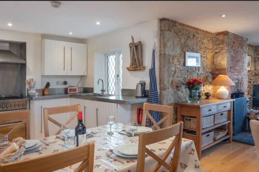 The Old Boat House, Seaview - Seafront Three Bedroom Cottage With Separate Two Bedroom Annexe Exterior photo