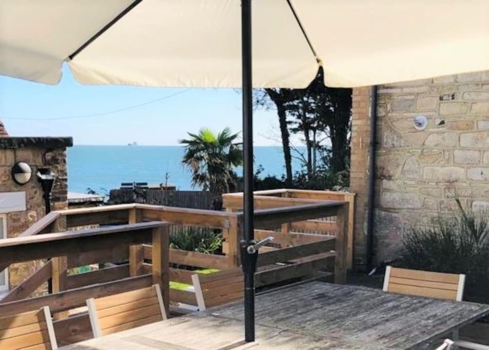 The Old Boat House, Seaview - Seafront Three Bedroom Cottage With Separate Two Bedroom Annexe Exterior photo