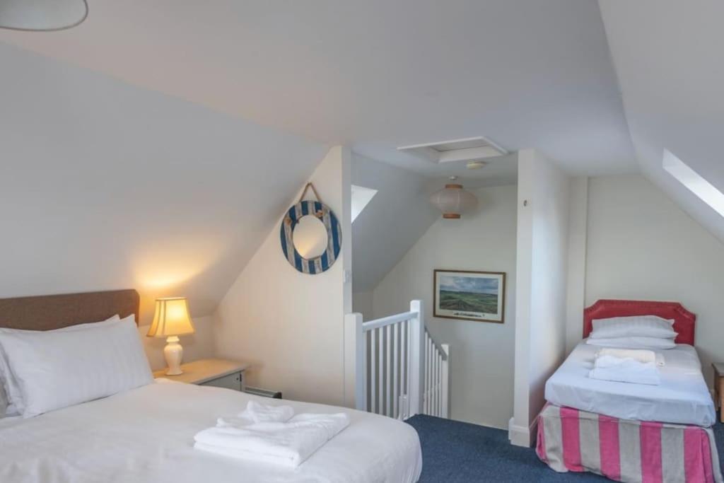 The Old Boat House, Seaview - Seafront Three Bedroom Cottage With Separate Two Bedroom Annexe Exterior photo